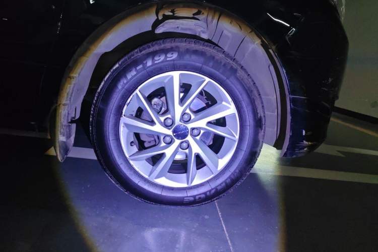 Used FORTHING Lingzhi PLUS 2021 2.0L Manual Comfort Version 7 Seats Right Front Wheel Hub