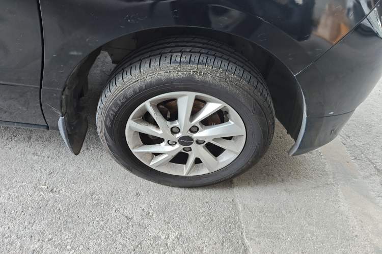 Used FORTHING Lingzhi PLUS 2021 Travel Edition 2.0L Manual Luxury 7-Seater Right Front Wheel Hub