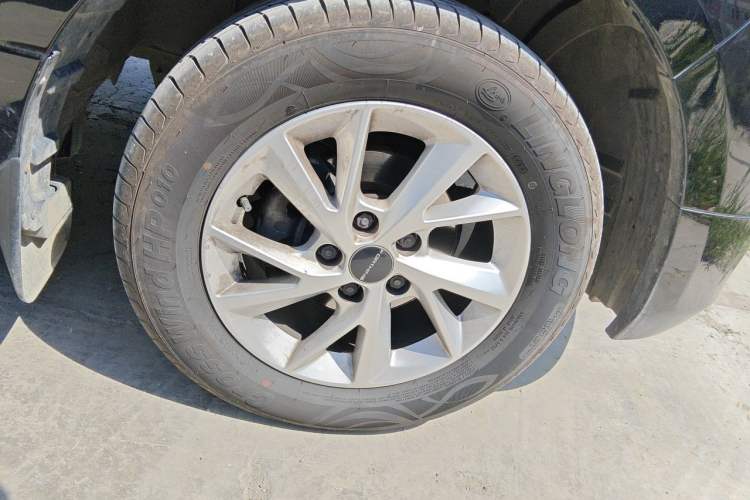 Used FORTHING Lingzhi PLUS 2021 Travel Edition 2.0L Manual Luxury 7-Seater Right Front Wheel Hub