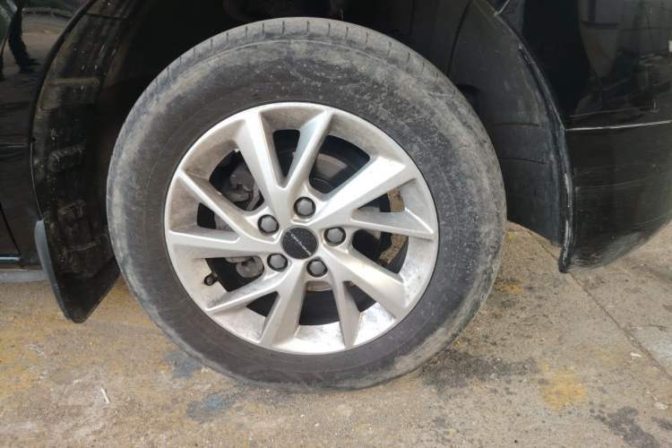 Used FORTHING Lingzhi PLUS 2021 Travel Edition 2.0L Manual Luxury Version 9 Seats Right Front Wheel Hub