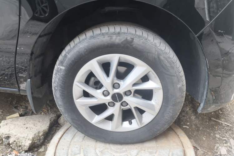 Used FORTHING Lingzhi PLUS 2021 Travel Edition 2.0L Manual Luxury 7-Seater Right Front Wheel Hub