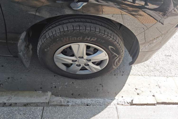 Used FORTHING Lingzhi PLUS 2021 2.0L Manual Comfort Version 7 Seats Right Front Wheel Hub