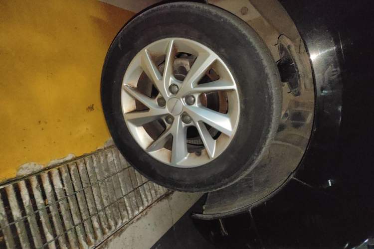 Used FORTHING Lingzhi PLUS 2021 Travel Edition 2.0L Manual Luxury 7-Seater Right Front Wheel Hub