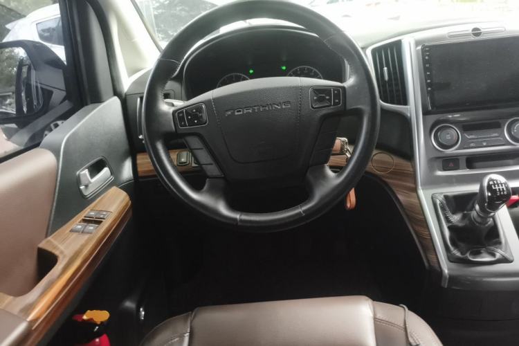 Used FORTHING Lingzhi PLUS 2021 Travel Edition 2.0L Manual Luxury 7-Seater Steering Wheel