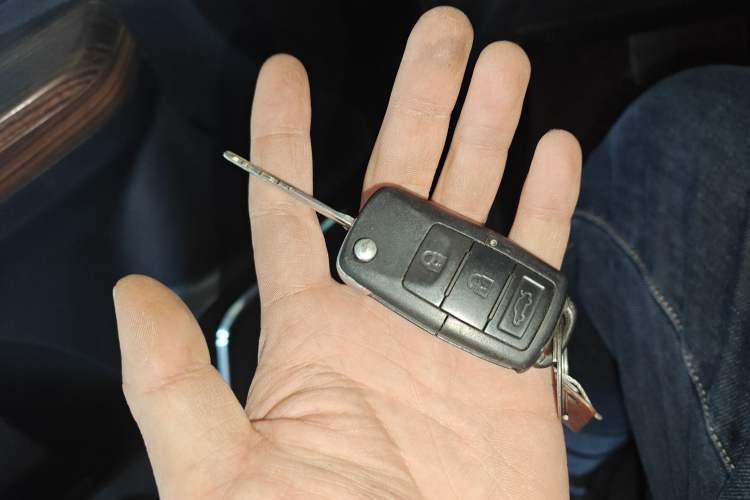 Used FORTHING Lingzhi PLUS 2021 2.0L Manual Luxury 7-Seater Vehicle Key