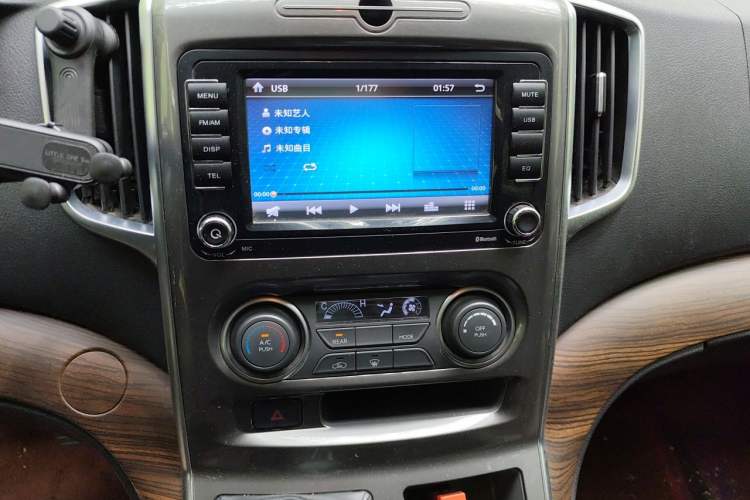 Used FORTHING Lingzhi PLUS 2021 Travel Edition 2.0L Manual Luxury 7-Seater Audio And AC Panel