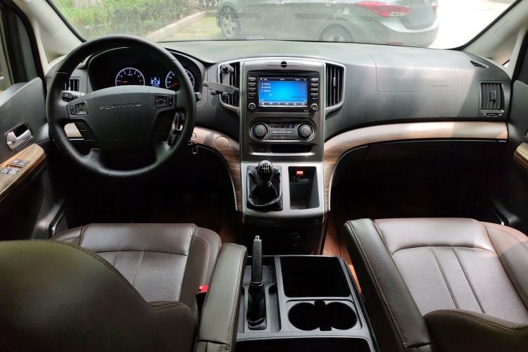 Used FORTHING Lingzhi PLUS 2021 Travel Edition 2.0L Manual Luxury 7-Seater Center Console