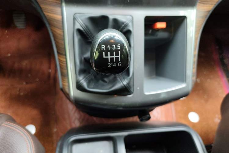 Used FORTHING Lingzhi PLUS 2021 Travel Edition 2.0L Manual Luxury 7-Seater Gear Lever
