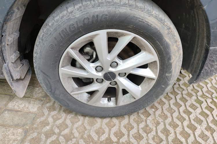 Used FORTHING Lingzhi PLUS 2021 Travel Edition 2.0L Manual Luxury 7-Seater Right Front Wheel Hub