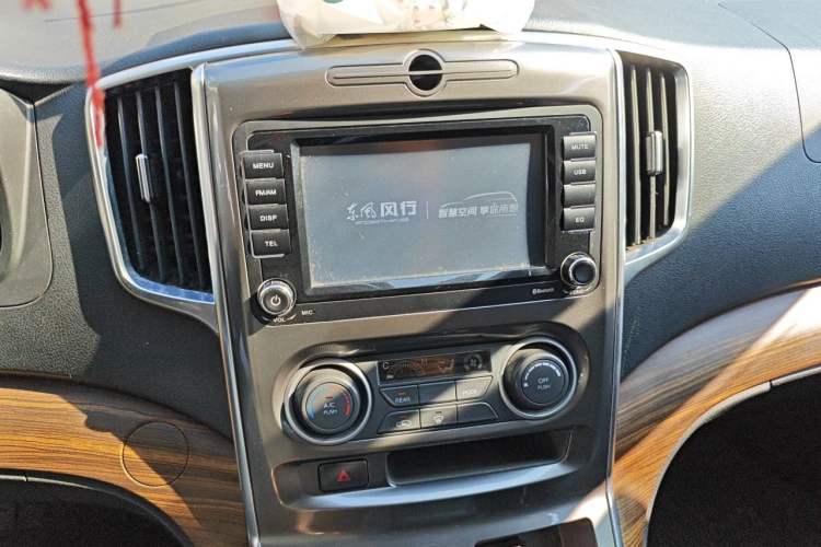 Used FORTHING Lingzhi PLUS 2021 2.0L Manual Luxury 7-Seater Audio And AC Panel