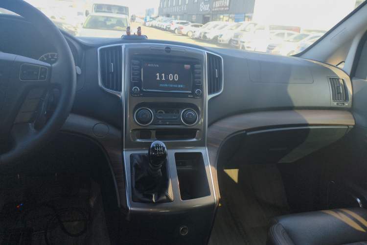 Used FORTHING Lingzhi PLUS 2021 Travel Edition 2.0L Manual Luxury 7-Seater Audio And AC Panel