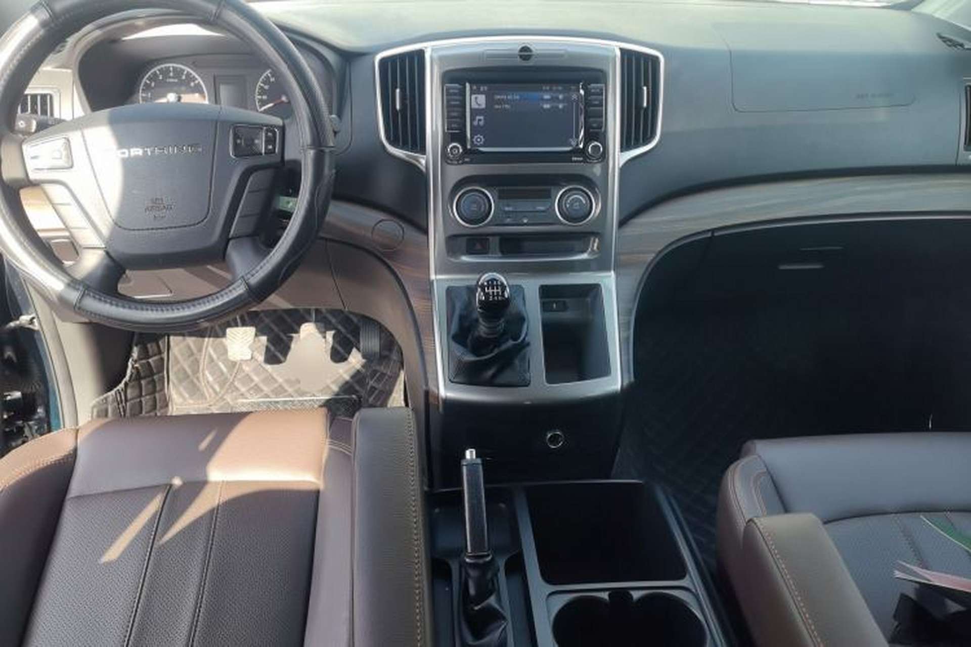 Used FORTHING Lingzhi PLUS 2021 Travel Edition 2.0L Manual Luxury 7-Seater Center Console