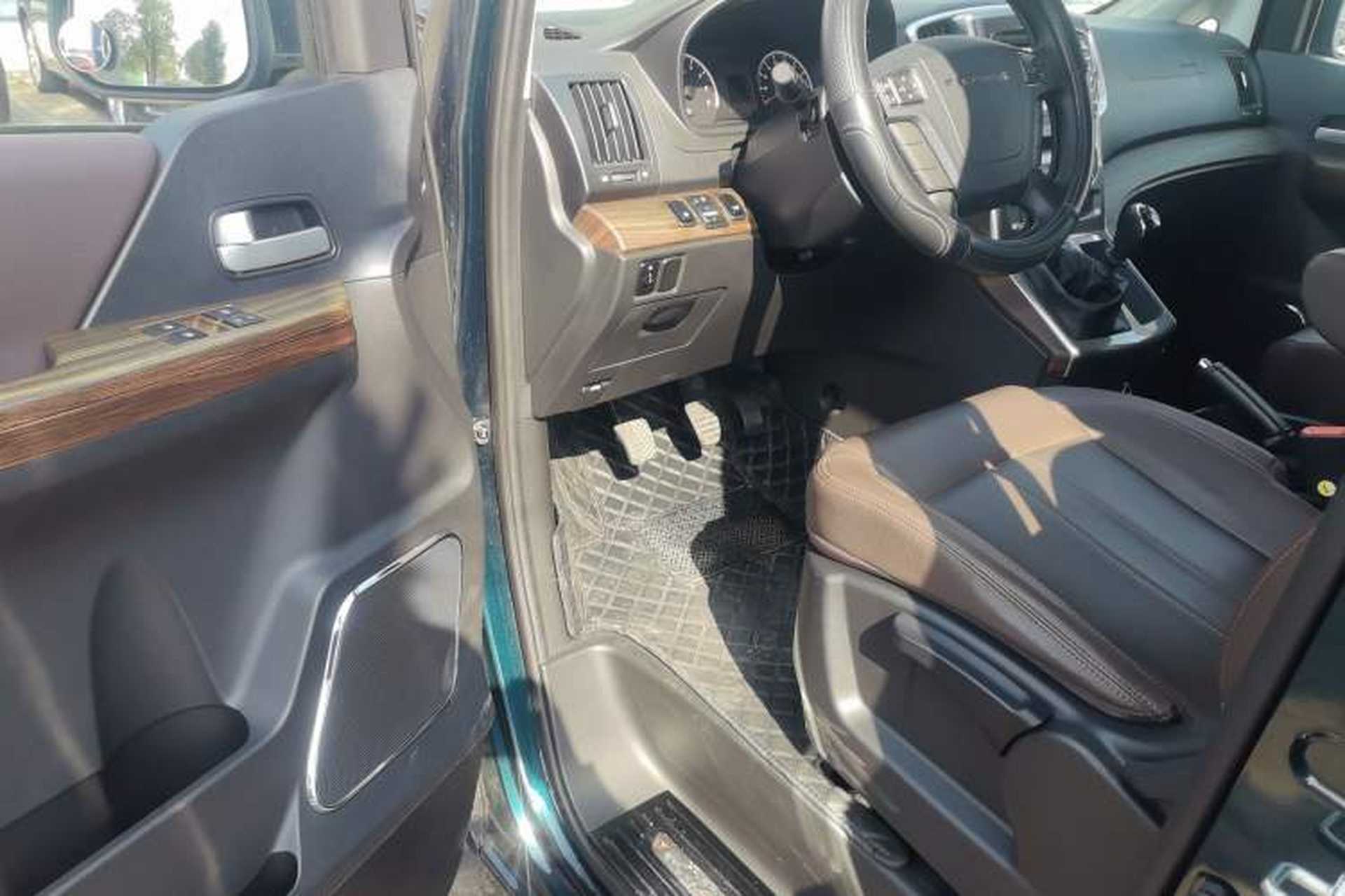 Used FORTHING Lingzhi PLUS 2021 Travel Edition 2.0L Manual Luxury 7-Seater Driver Seat
