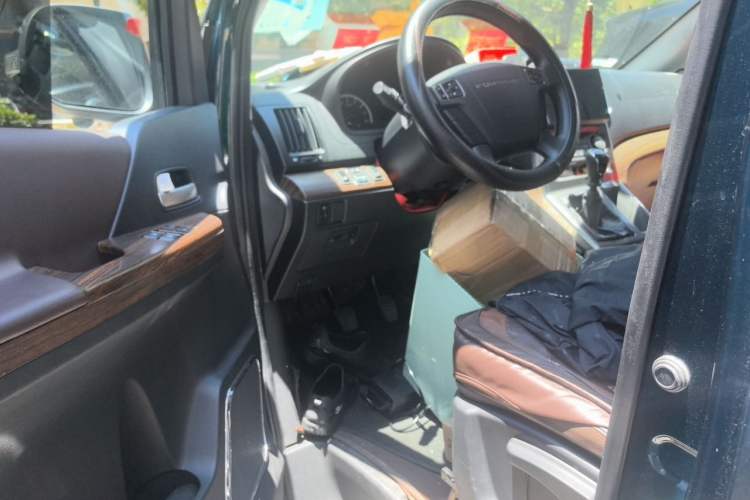 Used FORTHING Lingzhi PLUS 2021 Travel Edition 2.0L Manual Luxury 7-Seater Driver Seat