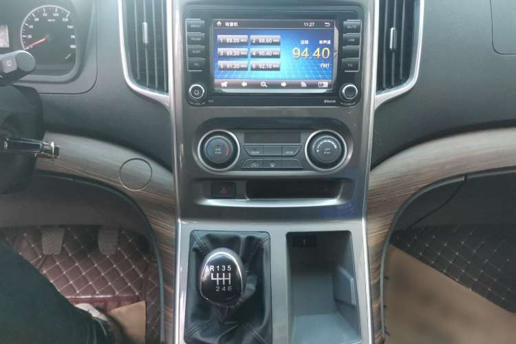 Used FORTHING Lingzhi PLUS 2021 2.0L Manual Luxury 7-Seater Audio And AC Panel