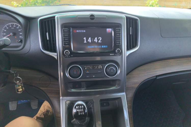 Used FORTHING Lingzhi PLUS 2021 2.0L Manual Luxury 9-Seater Audio And AC Panel