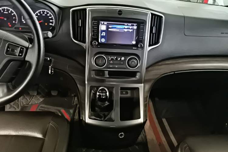 Used FORTHING Lingzhi PLUS 2021 Travel Edition 2.0L Manual Luxury 7-Seater Audio And AC Panel