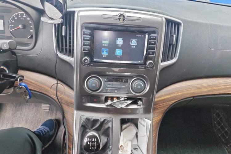 Used FORTHING Lingzhi PLUS 2021 2.0L Manual Luxury 7-Seater Audio And AC Panel