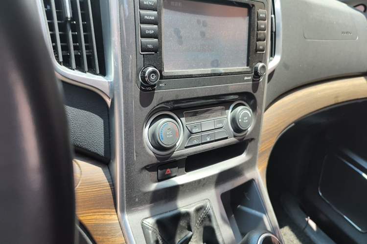 Used FORTHING Lingzhi PLUS 2021 2.0L Manual Luxury 7-Seater Audio And AC Panel