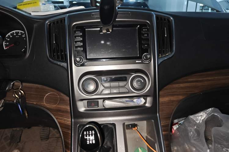 Used FORTHING Lingzhi PLUS 2021 2.0L Manual Luxury 7-Seater Audio And AC Panel