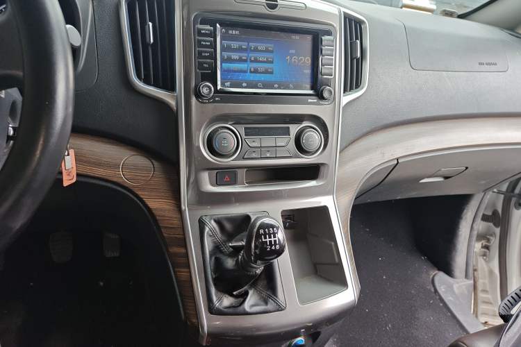 Used FORTHING Lingzhi PLUS 2021 Travel Edition 2.0L Manual Luxury 7-Seater Audio And AC Panel
