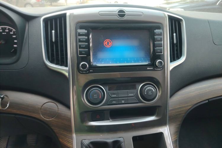Used FORTHING Lingzhi PLUS 2021 2.0L Manual Luxury 9-Seater Audio And AC Panel