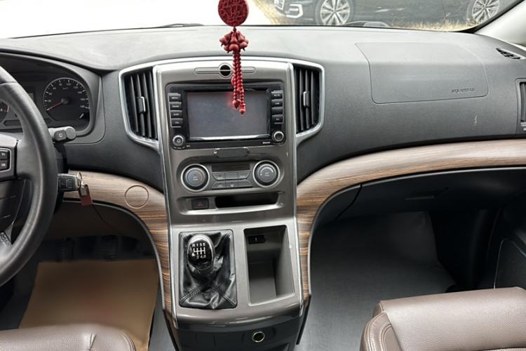 Used FORTHING Lingzhi PLUS 2021 Travel Edition 2.0L Manual Luxury 7-Seater Audio And AC Panel