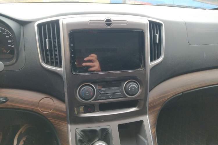 Used FORTHING Lingzhi PLUS 2021 2.0L Manual Comfort Version 7 Seats Audio And AC Panel