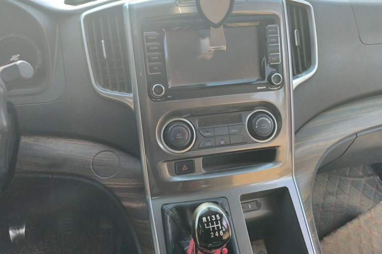 Used FORTHING Lingzhi PLUS 2021 2.0L Manual Luxury CNG 7-Seater Audio And AC Panel