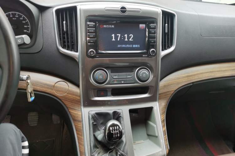 Used FORTHING Lingzhi PLUS 2021 2.0L Manual Luxury 9-Seater Audio And AC Panel