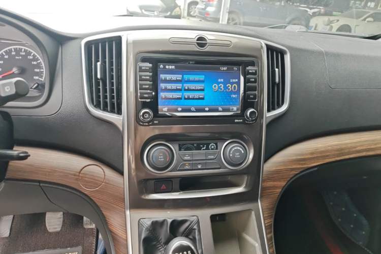 Used FORTHING Lingzhi PLUS 2021 2.0L Manual Luxury 7-Seater Audio And AC Panel