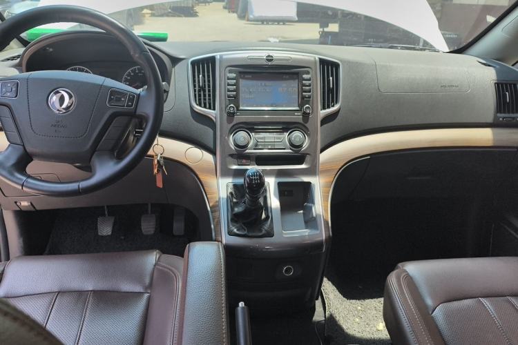 Used FORTHING Lingzhi PLUS 2021 2.0L Manual Luxury 7-Seater Center Console