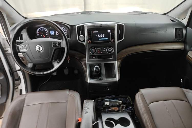 Used FORTHING Lingzhi PLUS 2021 2.0L Manual Luxury 7-Seater Center Console