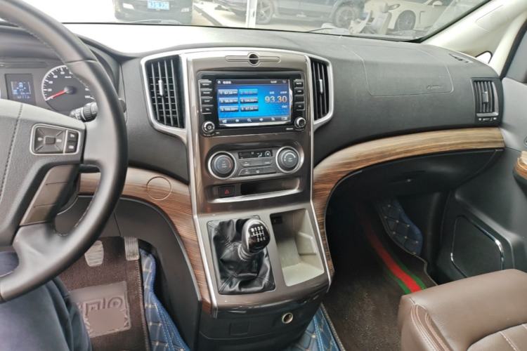 Used FORTHING Lingzhi PLUS 2021 2.0L Manual Luxury 7-Seater Center Console