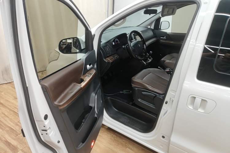 Used FORTHING Lingzhi PLUS 2021 2.0L Manual Luxury 7-Seater Driver Seat