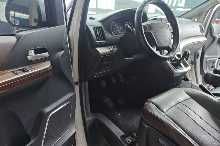 Used FORTHING Lingzhi PLUS 2021 Travel Edition 2.0L Manual Luxury 7-Seater Driver Seat