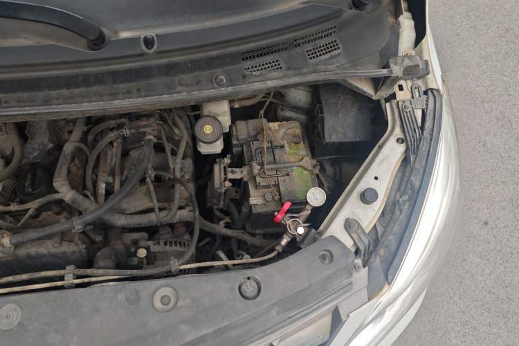 Used FORTHING Lingzhi PLUS 2021 2.0L Manual Standard Version CNG-Powered 9-Seater Engine Bay Left