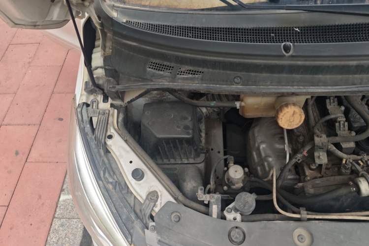 Used FORTHING Lingzhi PLUS 2021 2.0L Manual Standard Version CNG-Powered 9-Seater Engine Bay Right