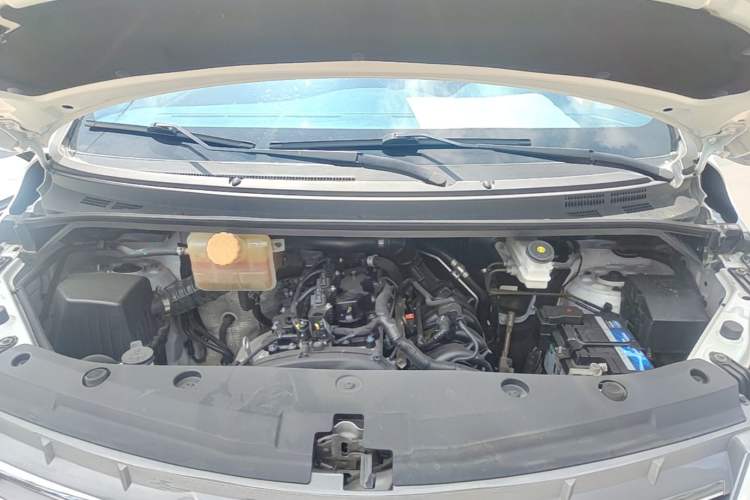 Used FORTHING Lingzhi PLUS 2021 2.0L Manual Luxury 7-Seater Engine Bay