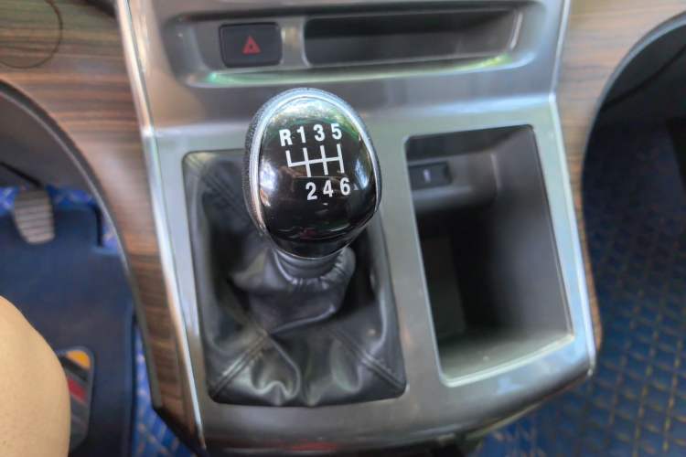 Used FORTHING Lingzhi PLUS 2021 2.0L Manual Luxury 9-Seater Gear Lever