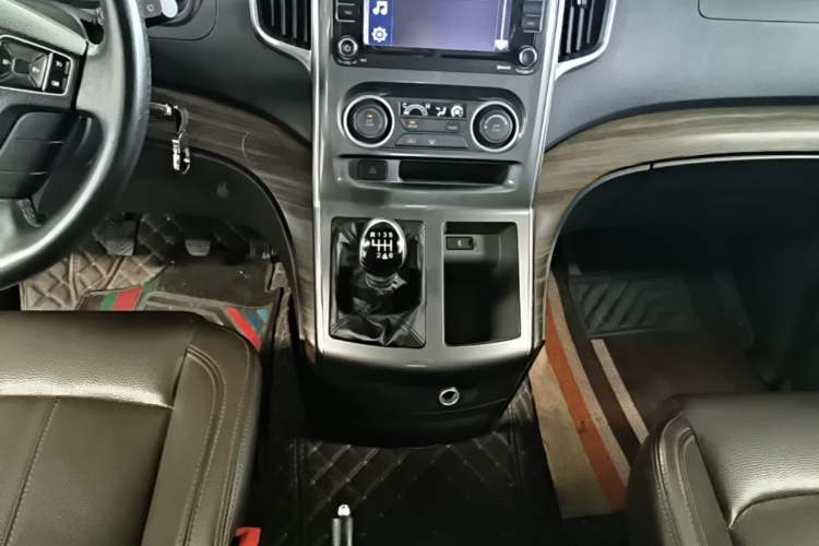 Used FORTHING Lingzhi PLUS 2021 Travel Edition 2.0L Manual Luxury 7-Seater Gear Lever