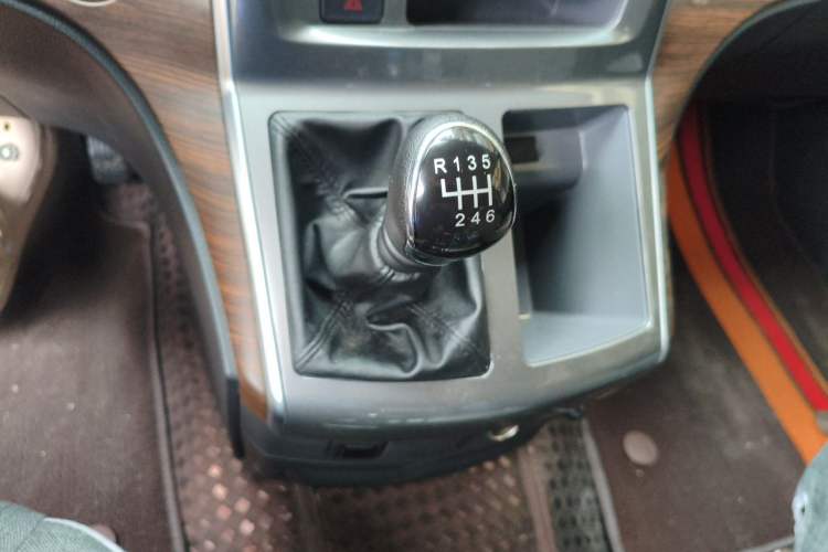 Used FORTHING Lingzhi PLUS 2021 2.0L Manual Comfort Model CNG 7-Seater Gear Lever