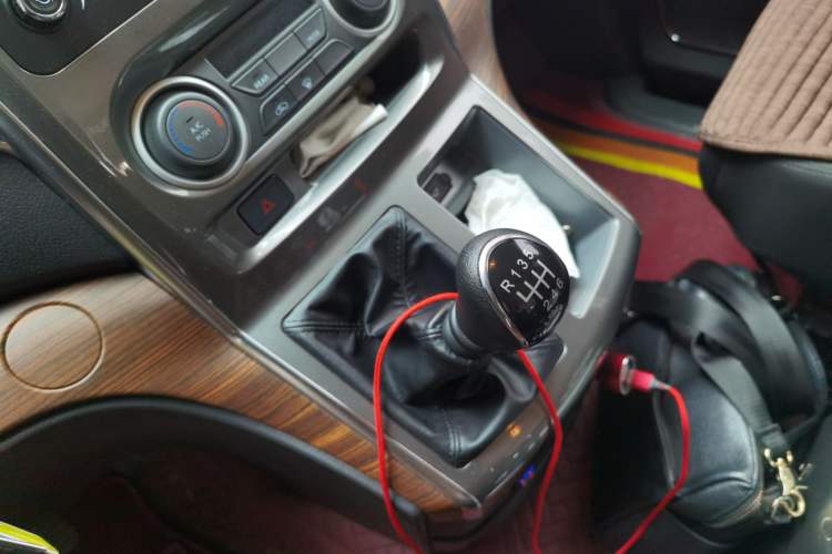 Used FORTHING Lingzhi PLUS 2021 2.0L Manual Comfort Model CNG 7-Seater Gear Lever