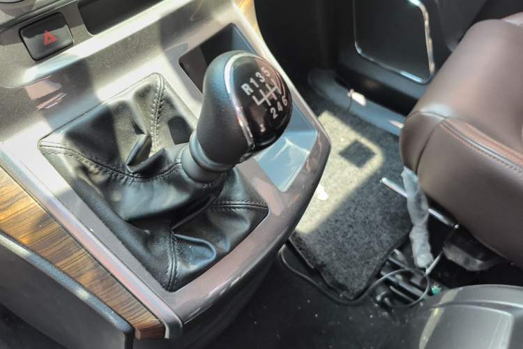 Used FORTHING Lingzhi PLUS 2021 2.0L Manual Luxury 7-Seater Gear Lever