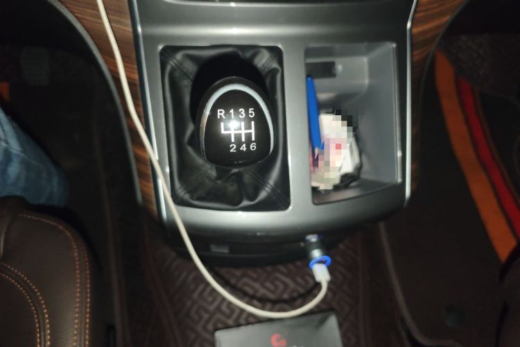 Used FORTHING Lingzhi PLUS 2021 2.0L Manual Luxury CNG 7-Seater Gear Lever