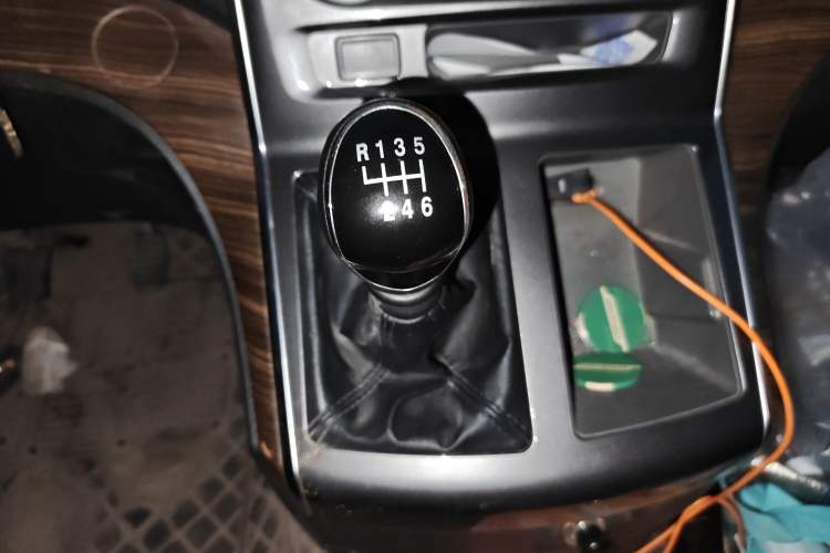 Used FORTHING Lingzhi PLUS 2021 2.0L Manual Luxury 7-Seater Gear Lever