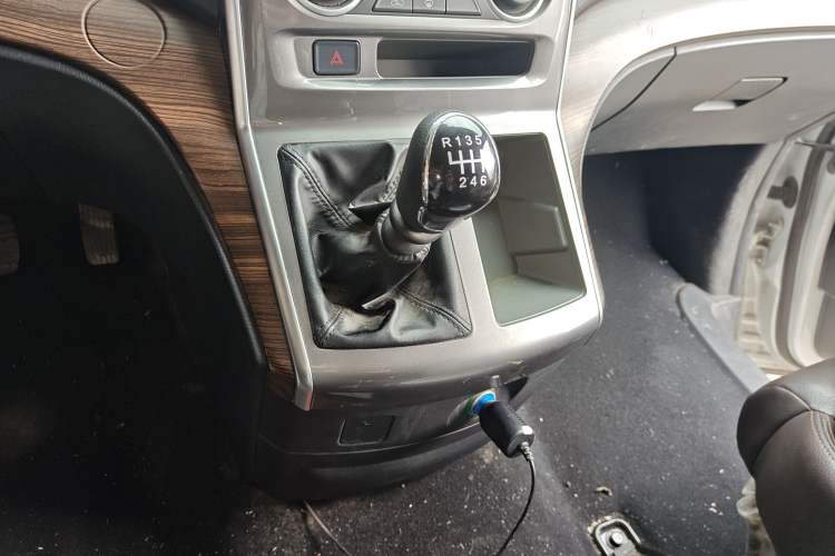 Used FORTHING Lingzhi PLUS 2021 Travel Edition 2.0L Manual Luxury 7-Seater Gear Lever