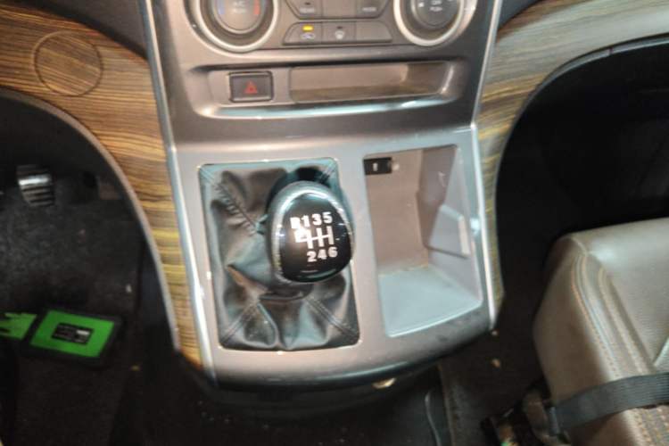 Used FORTHING Lingzhi PLUS 2021 2.0L Manual Luxury 7-Seater Gear Lever