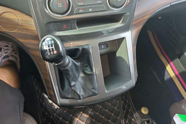 Used FORTHING Lingzhi PLUS 2021 Travel Edition 2.0L Manual Luxury 7-Seater Gear Lever