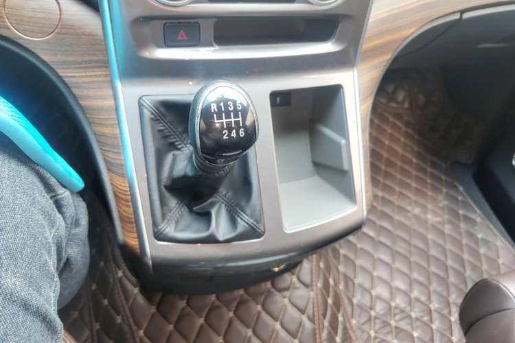 Used FORTHING Lingzhi PLUS 2021 2.0L Manual Luxury 7-Seater Gear Lever